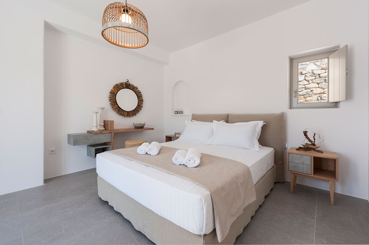 Υπνοδωμάτιο με διπλό κρεβάτι στο Ninemia Villas
