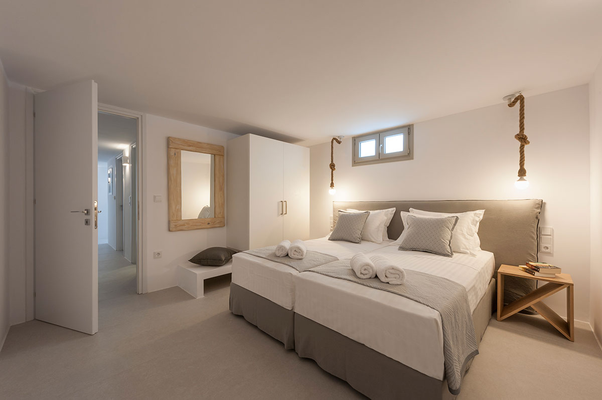 Υπνοδωμάτιο με διπλό κρεβάτι στο Ninemia Villas στην Πάρο
